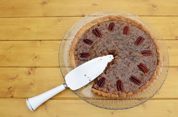 Tortenserver in Scheiben geschnitten Pekannuchen — Stockfoto