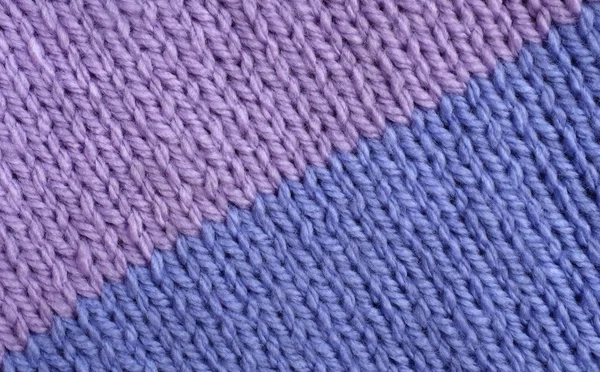 Tricotsteek breien in lila en blauw — Stockfoto