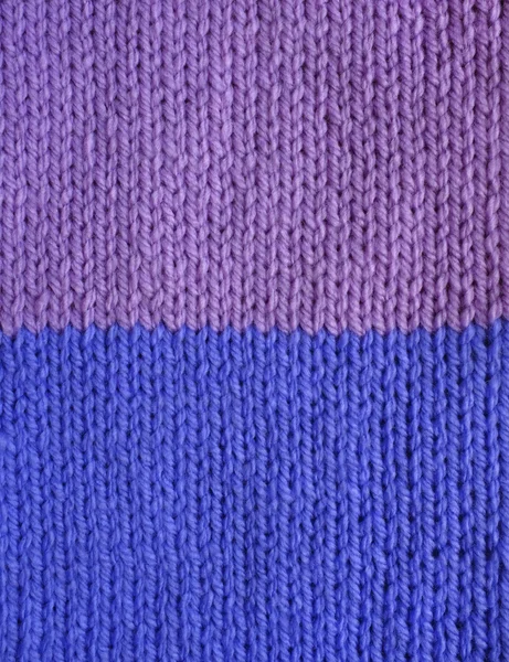 Fioletowy i niebieski pasiasty stockinette dziewiarskich — Zdjęcie stockowe