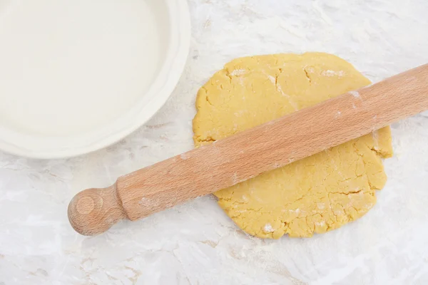 De uitrol van zelfgemaakt gebak met een deegroller — Stockfoto