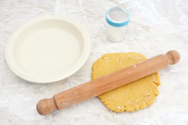 Rolling out shortcrust pastry for a pie — Stock Photo, Image