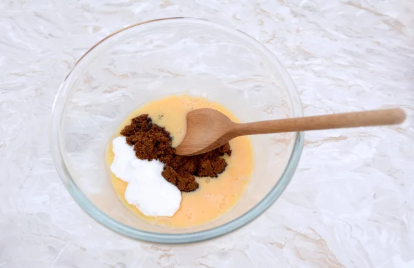 Mescolare la caster e lo zucchero muscovado in uova sbattute — Foto Stock