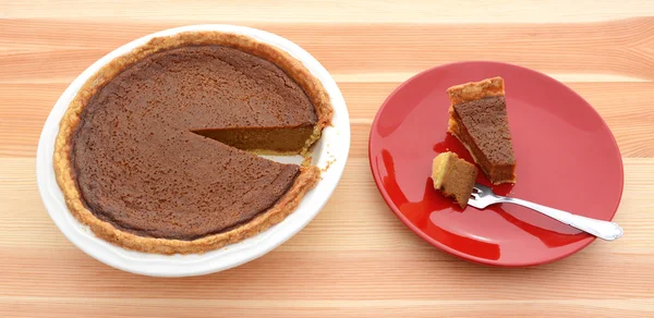 Тыквенный пирог на День Благодарения с кусочком на тарелке — стоковое фото