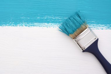 Şerit üzerinde beyaz bir boya fırçası ile turkuaz boya