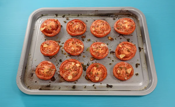 Tray of roast tomato halves — Stock Photo, Image