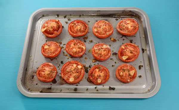 Tablett mit gebratenen Tomatenhälften — Stockfoto