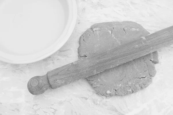 Rulla ut hembakade bakverk med en brödkavel — Stockfoto