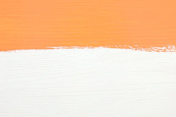 Raya de pintura naranja sobre fondo de madera blanco — Foto de Stock