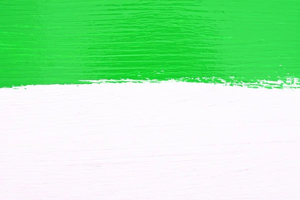 Listra de tinta verde sobre fundo de madeira branco — Fotografia de Stock
