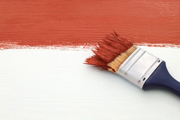 Pinceau avec peinture rouge, peinture sur tableau blanc — Photo
