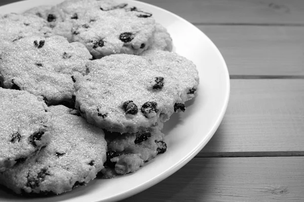 Traditionell påsk vinbär kex på en vit platta — Stockfoto