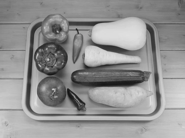 Gemüseauswahl auf einem Backblech bereit zum Braten — Stockfoto
