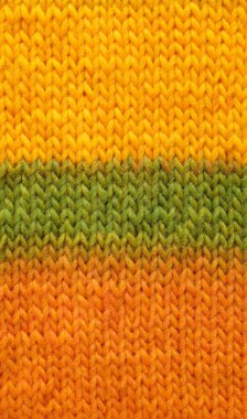 Sarı, yeşil ve turuncu arka planda dikiş çorap