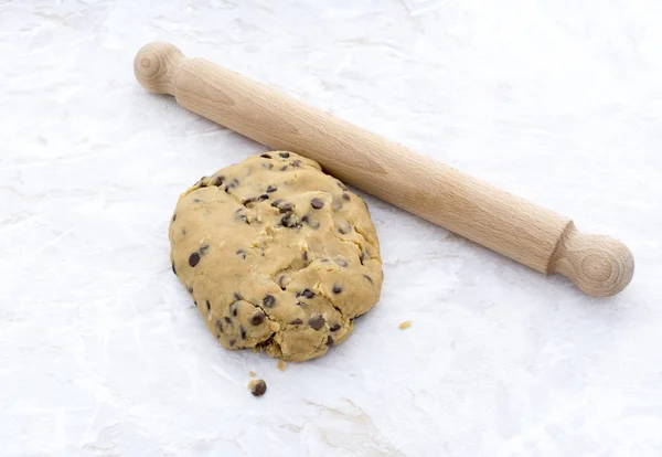 Ball of chocolate chip cookie dough with rolling pin — Stock Photo, Image