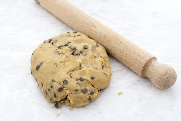 Chocolate chip cookie dough with a rolling pin — Stock Photo, Image