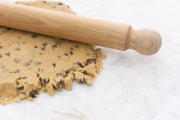 チョコレート チップ shortbread のこね粉に木製の麺棒 — ストック写真