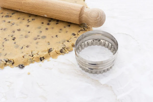 Cookie cutter with cookie dough and rolling pin — Stock Photo, Image