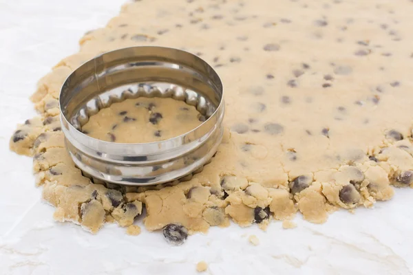 Cookie cutter cutting circle from cookie dough — Stock Photo, Image