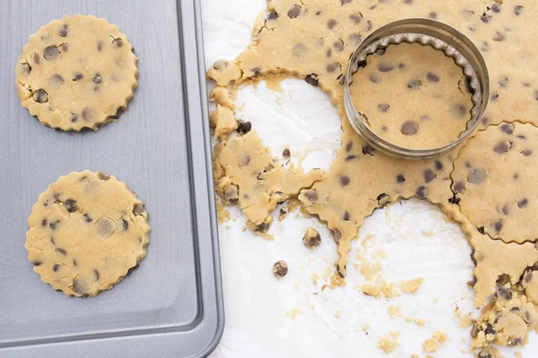 Galletas con chispas de chocolate en una bandeja para hornear —  Fotos de Stock