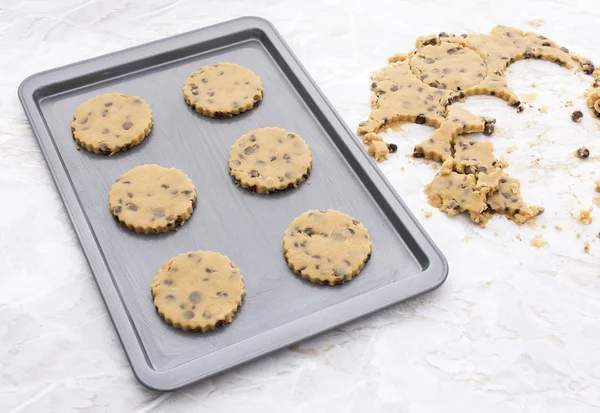 Six chocolate chip cookies on a baking tray — Stock Photo, Image