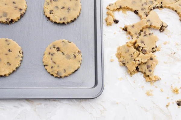 Four chocolate chip cookies on a baking tray — Stock Photo, Image
