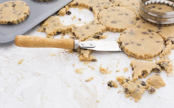 Snijden cookie deeg en tillen met een Paletmes — Stockfoto
