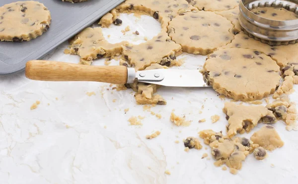 Vyjmutí souboru cookie těsta a zvedání stěrkou — Stock fotografie