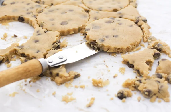Palettenmesser hebt Kekse von Küchenarbeitsplatte — Stockfoto