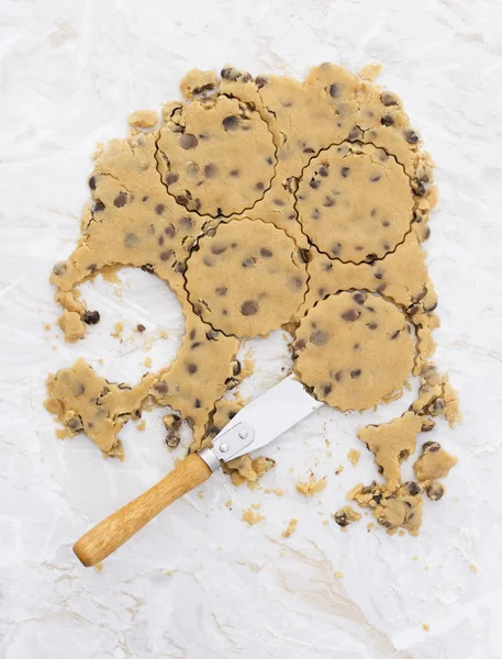 Kruhy v čokoládové čip cookie těsta stěrkou — Stock fotografie