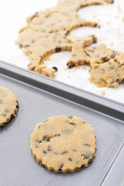 Galleta de chocolate en bandeja para hornear — Foto de Stock