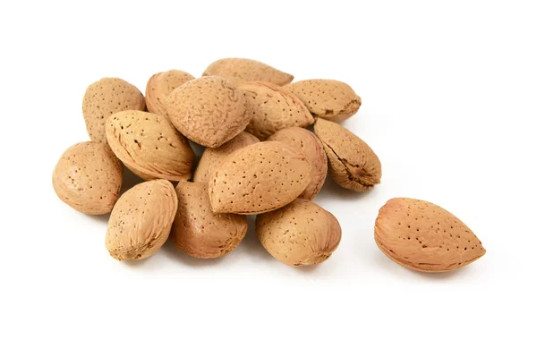 Pequeño montón de almendras enteras en conchas — Foto de Stock