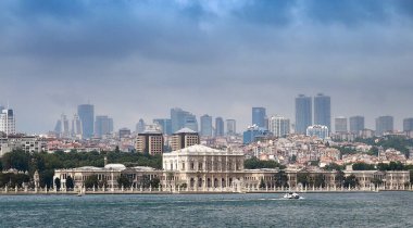 Yaz kenti manzarası - İstanbul 'un İstanbul kentinin tarihi Beşiktaş ilçesi ve Boğaz manzarası