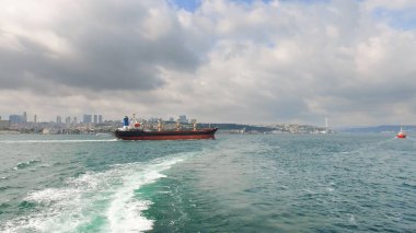 İstanbul Boğazı boyunca giden bir süper tanker gemisi. Çekim başlatılıyor
