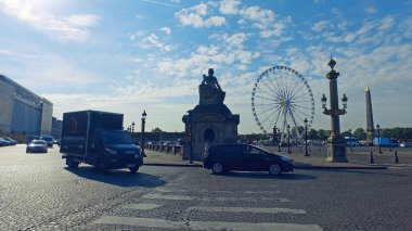 Paris, Fransa - 11 Mayıs 2017: Concorde Meydanı 'ndan geçen trafik araçları. Arka planda Obelisk ve dönme dolap Paris, Fransa