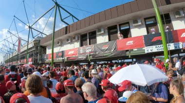 Budapeşte, Macaristan - Haziran 2018: İnsanlar Budapeşte Macaristan 'daki Macaristan F1 formülü yarış pistine doğru yürüyorlar