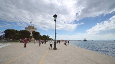 Selanik, Yunanistan - 15 Mayıs 2019: İnsanlar Nikis Bulvarı 'ndaki Selanik' te yürüyüş ve bisiklet sürüyorlar, yavaş çekim pov