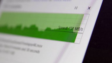 Dosya yükleme veya indirme işlemini gösteren modern bir dijital aygıtın ekranı. Modern teknolojiler. Bilgi alışverişi veya aktarımı. Yüksek hızlı internet, seçici odaklanma