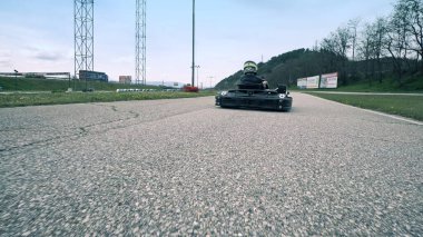 Bansko, Bulgaristan - 13 Ağustos 2018: Kız sürücü go-kart karting pistte