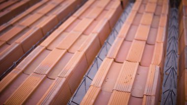 Beton kaplamadan önce döşeme döşemesi, yapım aşamasında