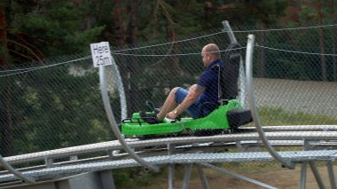 Bansko, Bulgaristan - 20 Ağustos 2019: Bulgaristan 'ın Bansko kentinde Boru Dağı trenindeki insanlar, bir dağ gezisi ve yaz eğlencesi