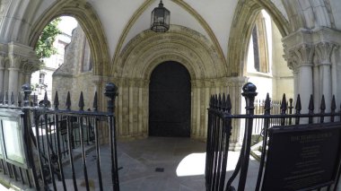 LONDON, ENGLAND- 29 Haziran 2017: POV 12. yüzyılda İngiltere 'nin başkenti Londra' da inşa edilen ünlü bir simge olan Temple Church 'ün girişine doğru yürüdü.