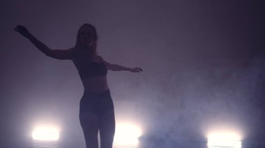 Kara Duman Sahnesinde Kadın Dansçı