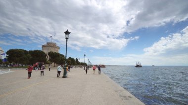 Selanik, Yunanistan - 15 Mayıs 2019: İnsanlar Nikis Bulvarı 'ndaki Selanik' te yürüyüş ve bisiklet sürüyorlar, yavaş çekim pov