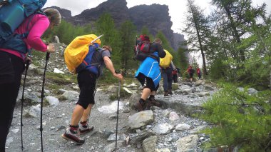 MONT BLANC, FRANCE - 10 Temmuz 2016: Fransa 'daki Alps dağlarında yürüyüş gezisinde yürüyüş yapan bir grup yürüyüşçü