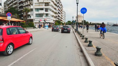 Selanik, Yunanistan - 15 Mayıs 2019: Kentte trafik sıkışıklığı, Yunanistan 'ın Selanik kentinde karayolu, yavaş çekimde araç kullanma pov