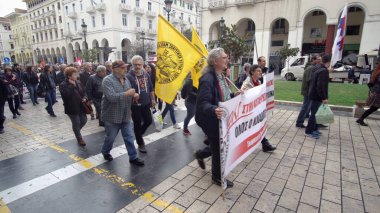Selanik, Yunanistan - 14 Mayıs 2019: Yunanistan 'ın Selanik sokaklarında gösteri yapan göstericiler grubu