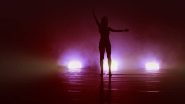 Çağdaş Dansçı Kadın Erotik Şehvetli Dans Ediyor