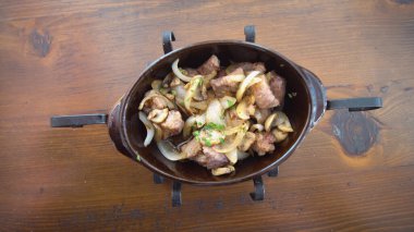 Restoranda Ketsi 'de Et Tabağı yemek. Chashushuli. Çamurdaki Sıcak Et Tablo Üzerine