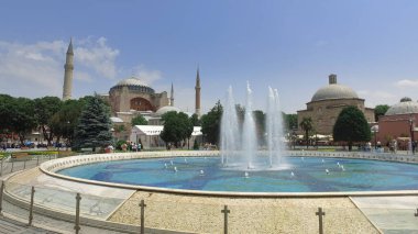 Fıskiyeli güzel Ayasofya manzarası, Hıristiyan ataerkil bazilikası, imparatorluk camisi ve şimdi de bir müze, İstanbul, Türkiye
