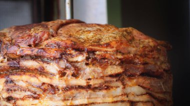 Yığılmış et kızartmasının yakın plan fotoğrafı, shawarma.